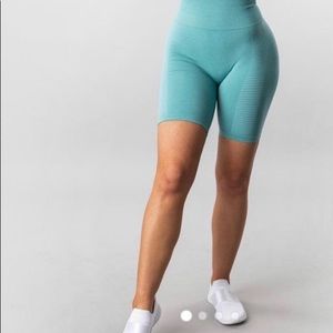 Alphalete Capri sun biker shorts
